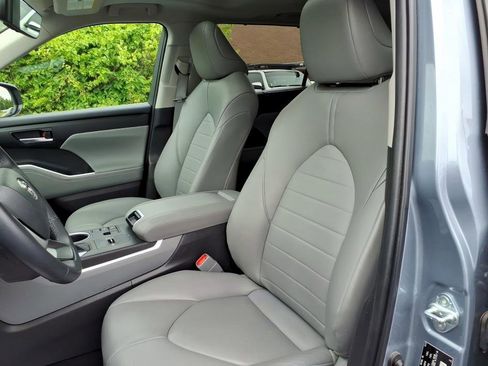Used 2023 Toyota Highlander XLE FWD image 16