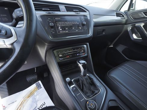 Used 2022 Volkswagen Tiguan SE w/ Panoramic Sunroof Package AWD/4WD image 24