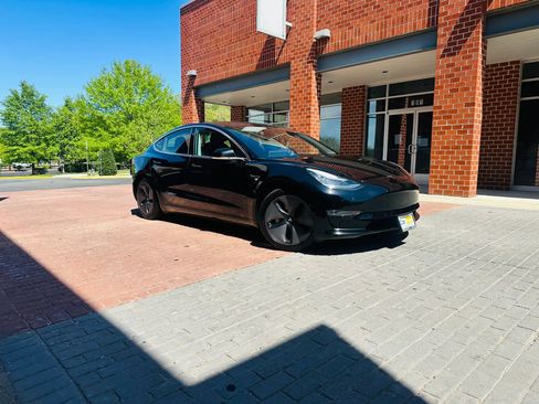 Used 2018 Tesla Model 3 Mid Range RWD image 1