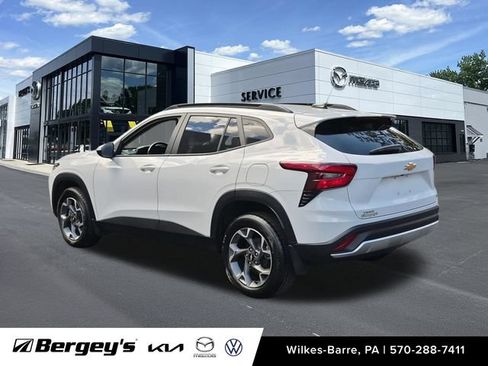 Used 2024 Chevrolet Trax LT w/ LT Convenience Package FWD image 7