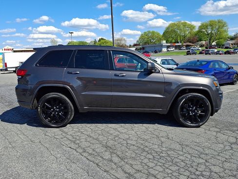 Used 2019 Jeep Grand Cherokee Altitude AWD/4WD image 7