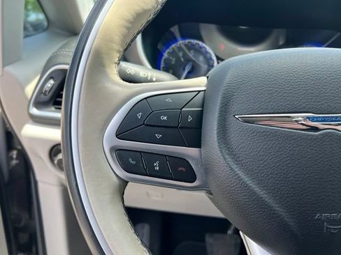 Used 2018 Chrysler Pacifica Limited FWD image 14