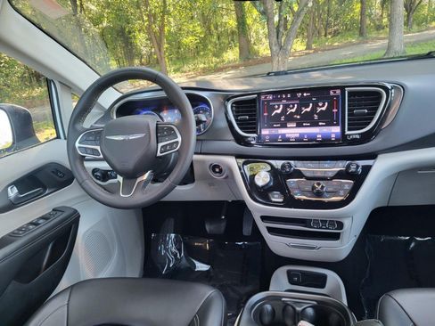 Used 2023 Chrysler Pacifica Touring-L FWD image 17