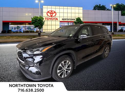 Used 2022 Toyota Highlander XLE AWD/4WD image 1