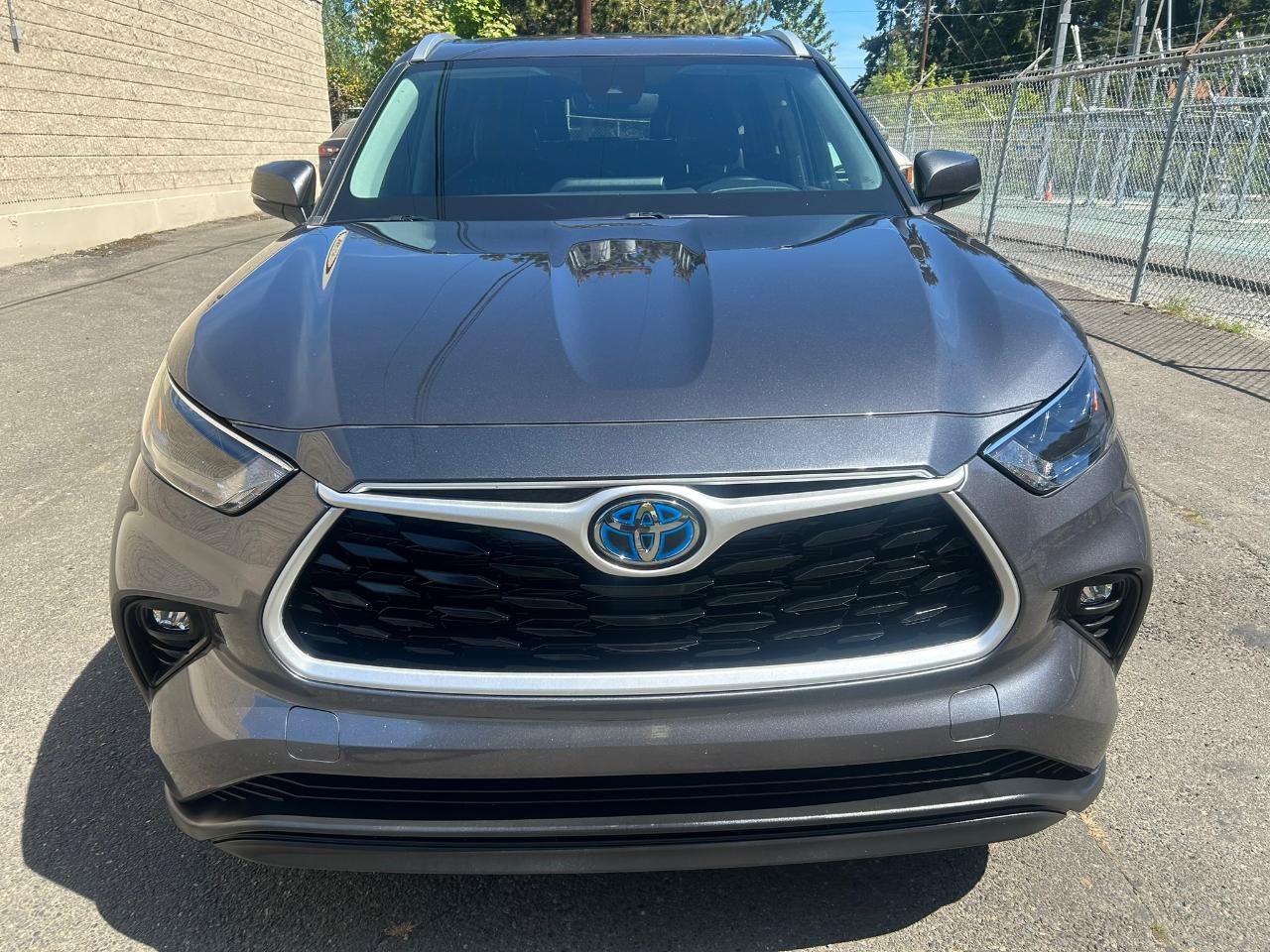 Used 2022 Toyota Highlander XLE AWD/4WD image 2