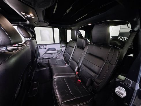 Used 2019 Jeep Wrangler Unlimited Sahara image 23