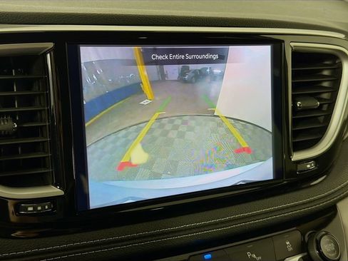 Used 2023 Chrysler Pacifica Touring-L FWD image 13