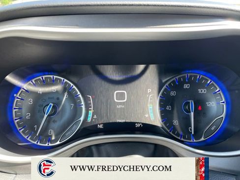 Used 2023 Chrysler Pacifica Touring-L FWD image 15
