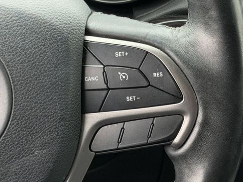 Used 2019 Jeep Grand Cherokee Overland AWD/4WD image 15