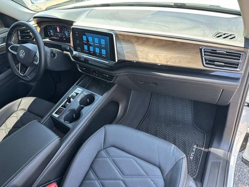 Used 2024 Volkswagen Atlas SE FWD image 16