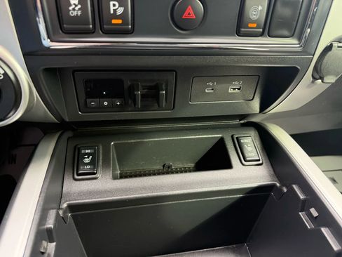 Used 2021 Nissan Titan SV w/ SV Convenience Package image 13