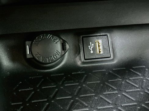 Used 2025 Toyota RAV4 XLE FWD image 26