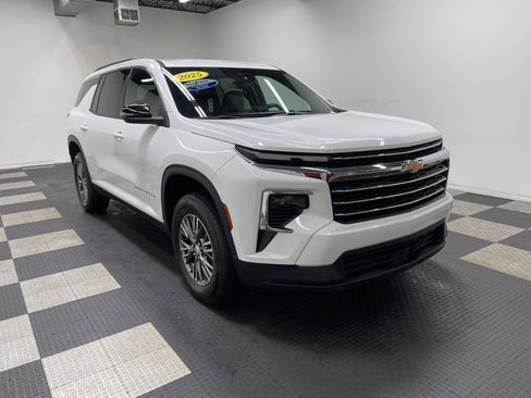 Used 2025 Chevrolet Traverse LT FWD image 6