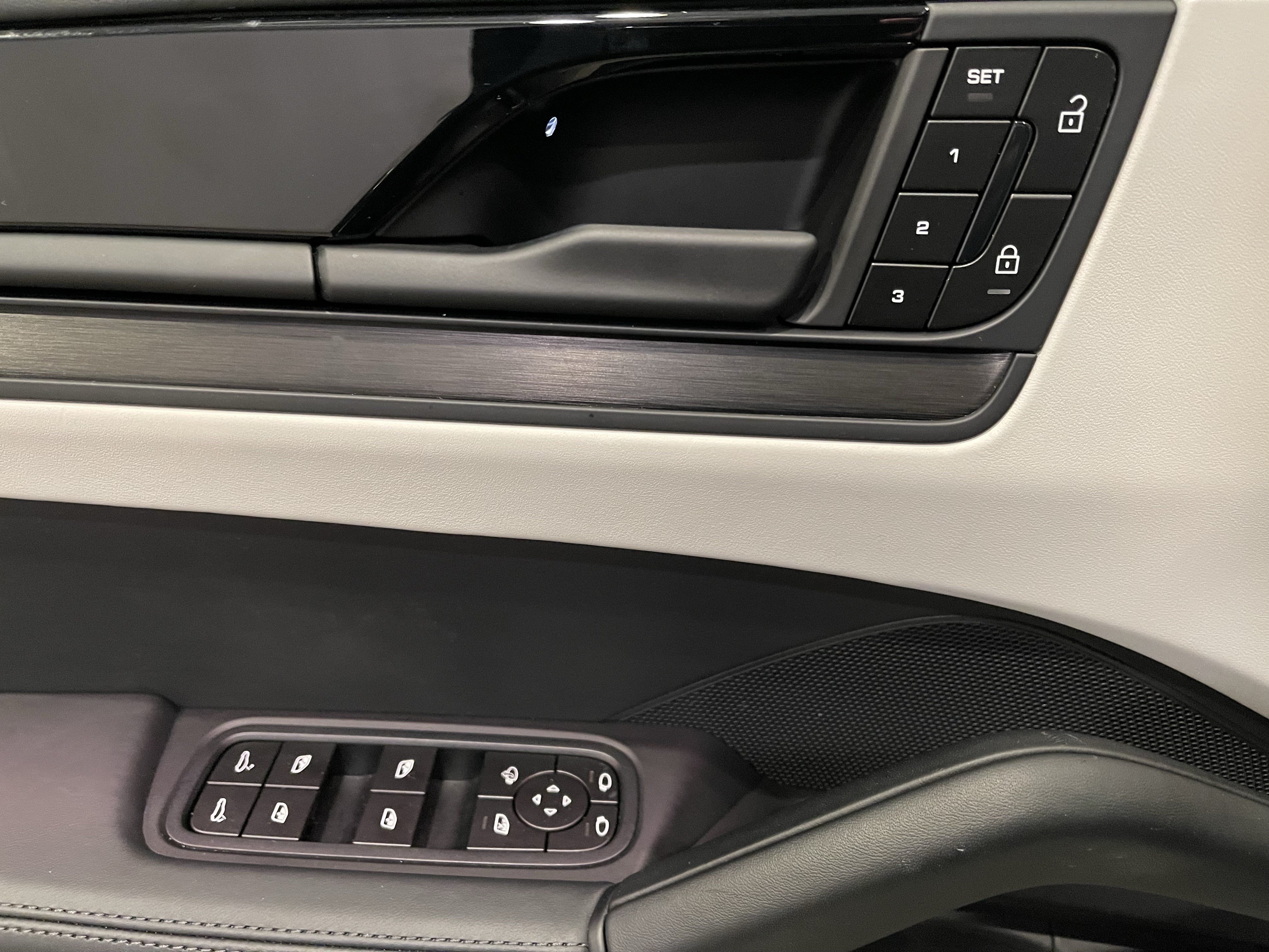 Used 2025 Porsche Cayenne GTS AWD/4WD image 11