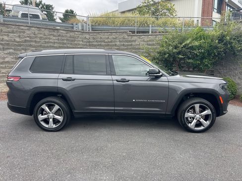 Used 2022 Jeep Grand Cherokee L Limited image 7