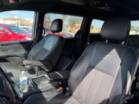 Used 2014 Chrysler Town & Country S FWD image 11