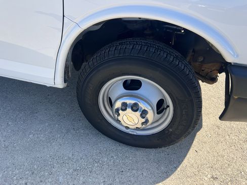 Used 2015 Chevrolet Express 3500 Extended image 3