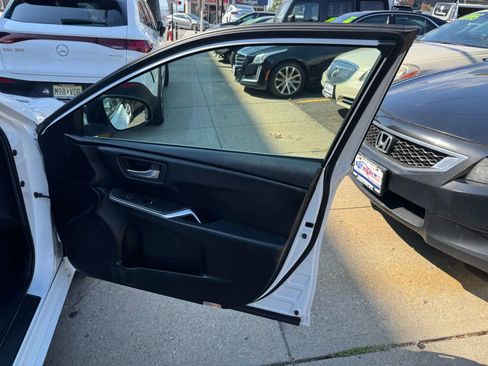 Used 2017 Toyota Camry SE image 13