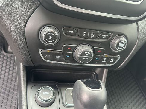 Used 2020 Jeep Cherokee Latitude Plus AWD/4WD image 14