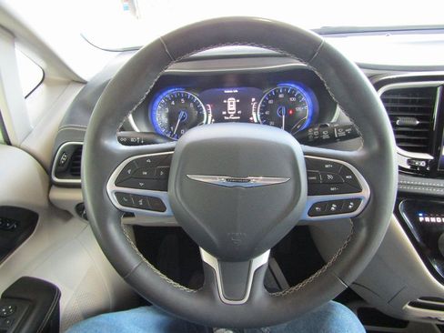 Used 2022 Chrysler Pacifica Touring-L image 25
