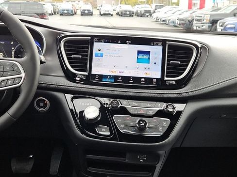 New 2026 Chrysler Pacifica Select image 25