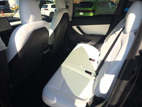 Used 2021 Tesla Model Y Performance image 12