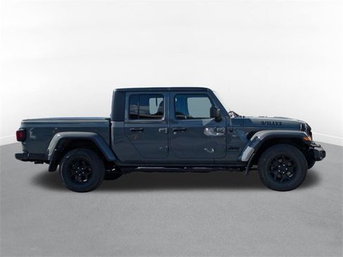 Used 2022 Jeep Gladiator Willys image 2