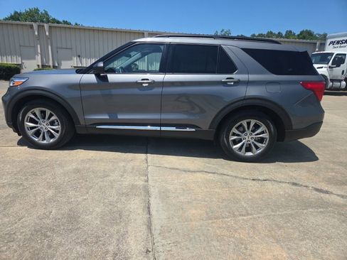 Used 2023 Ford Explorer XLT w/ Equipment Group 202A RWD image 5