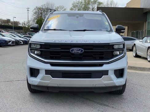Used 2025 Ford Expedition Platinum AWD/4WD image 2