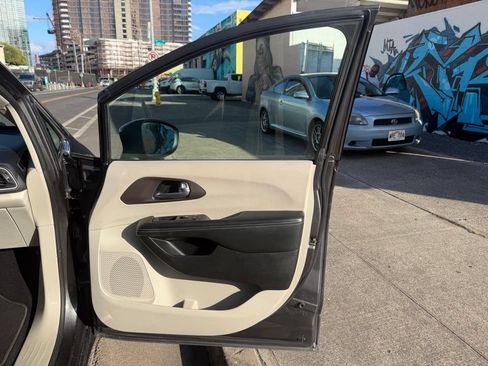 Used 2021 Chrysler Voyager Lxi FWD image 17
