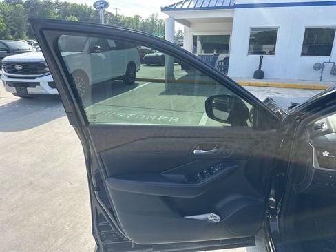 Used 2023 Nissan Rogue SL w/ SL Premium Package image 11