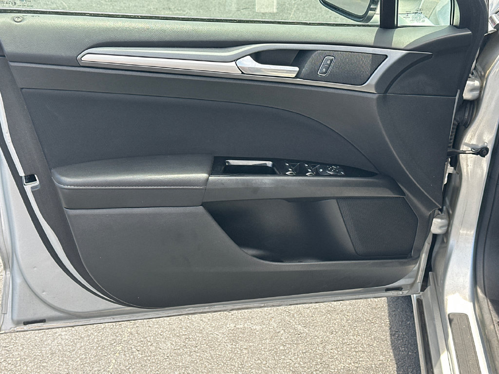 Used 2015 Ford Fusion SE FWD image 10