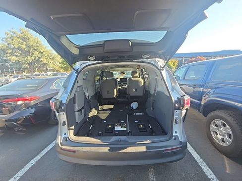 Used 2023 Toyota Sienna LE AWD/4WD image 4