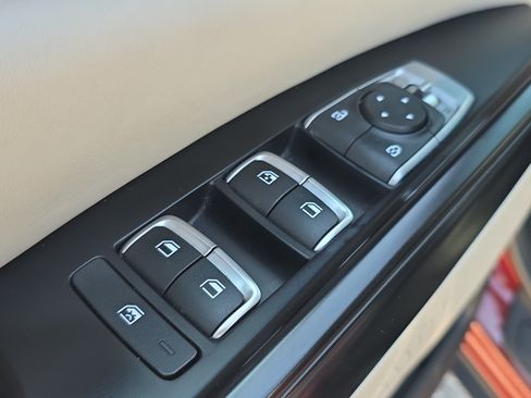 Used 2024 Kia Carnival LX FWD image 20