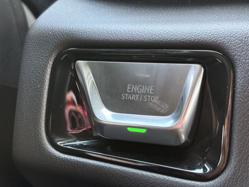 Used 2025 GMC Yukon XL Denali AWD/4WD image 28