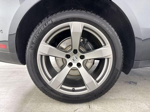 Certified 2025 Porsche Macan image 16