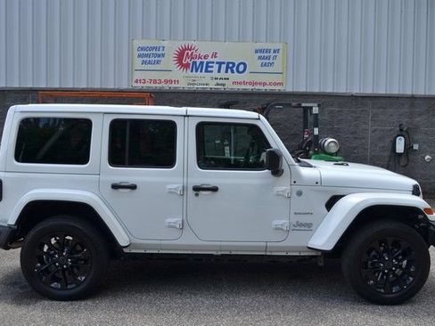 Used 2024 Jeep Wrangler Unlimited Sahara AWD/4WD image 9