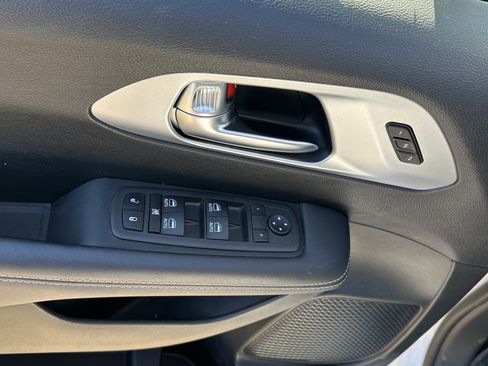 Used 2023 Chrysler Pacifica Touring-L w/ Uconnect Theater Family Group image 17