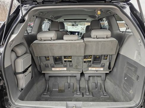 Used 2017 Toyota Sienna XLE image 18