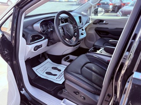 Used 2024 Chrysler Pacifica Touring-L image 18