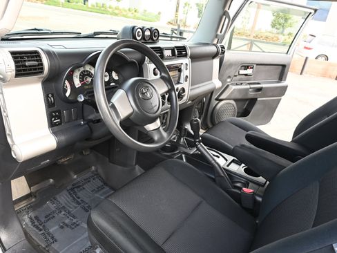 Used 2007 Toyota FJ Cruiser 4WD image 10