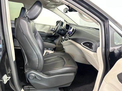 Used 2023 Chrysler Pacifica Touring-L image 28