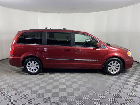Used 2014 Chrysler Town & Country Touring FWD image 5