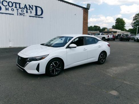 Used 2025 Nissan Sentra SV FWD image 2
