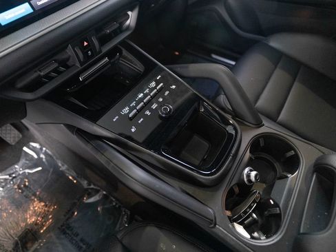 Certified 2025 Porsche Cayenne AWD/4WD image 25