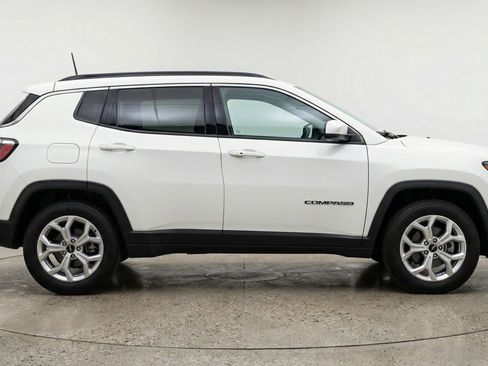 Used 2025 Jeep Compass Latitude AWD/4WD image 11