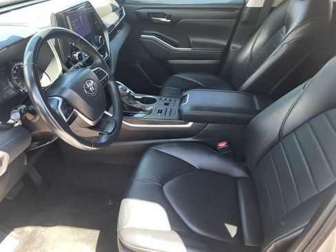 Used 2023 Toyota Highlander XLE AWD/4WD image 12