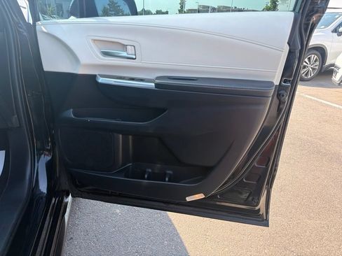 Used 2025 Toyota Sienna Platinum AWD/4WD image 10