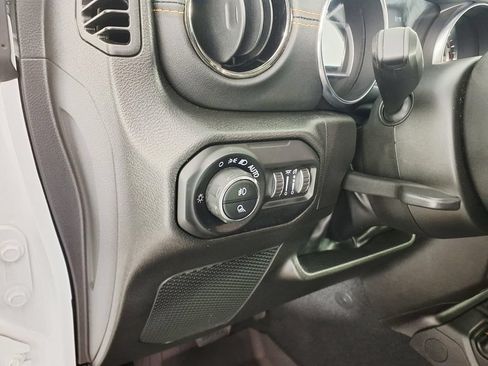 Used 2022 Jeep Gladiator Overland AWD/4WD image 24