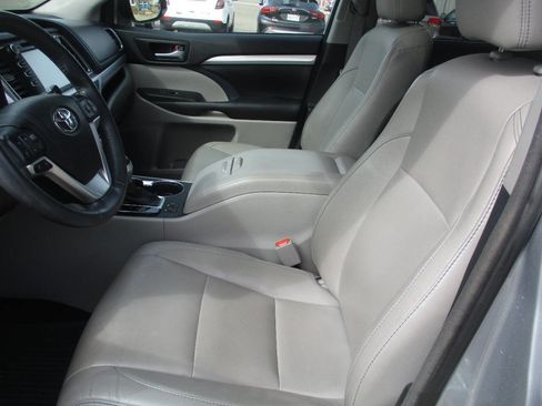 Used 2016 Toyota Highlander XLE image 18
